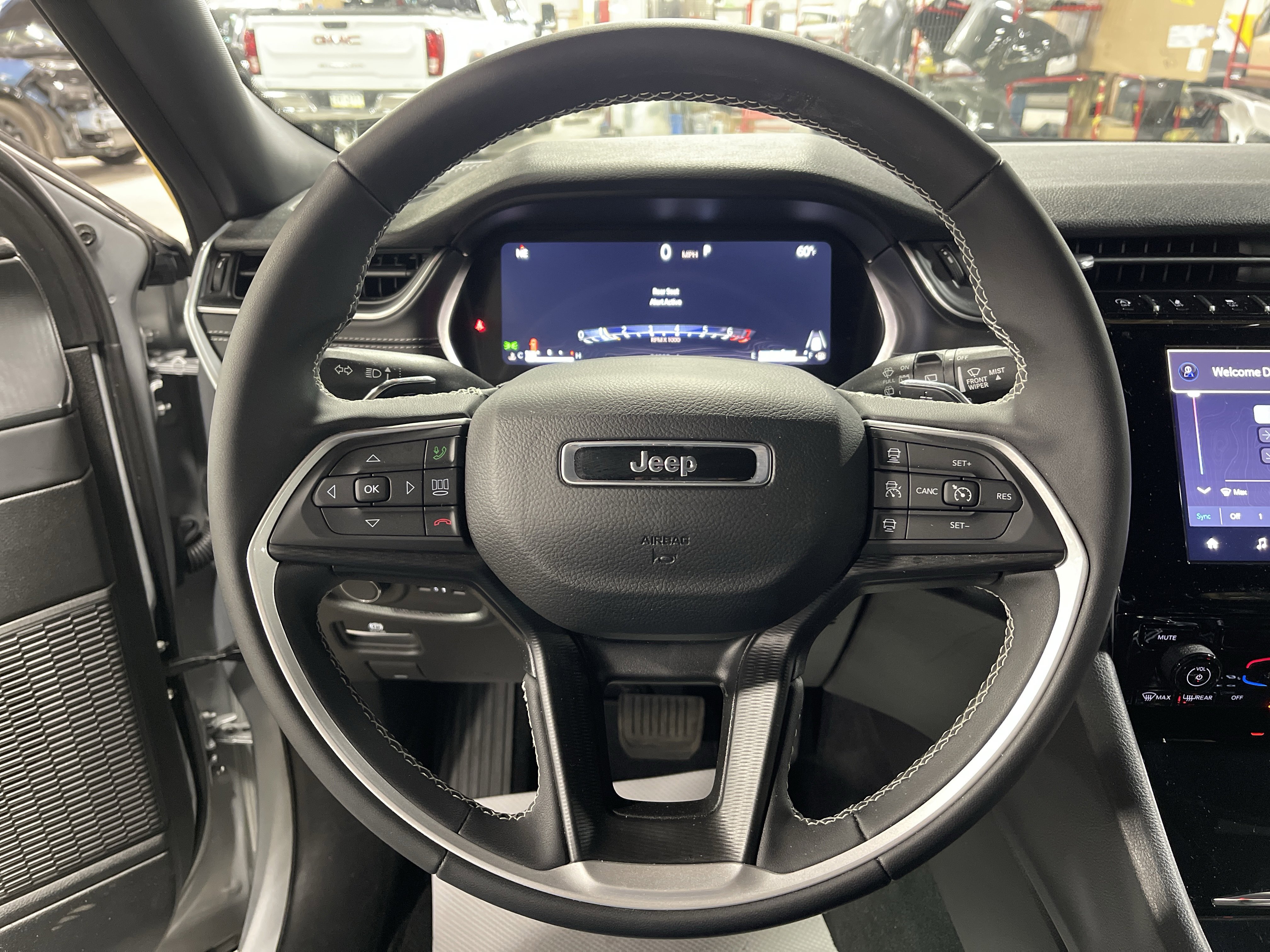 Used 2024 Jeep Grand Cherokee Laredo image 17