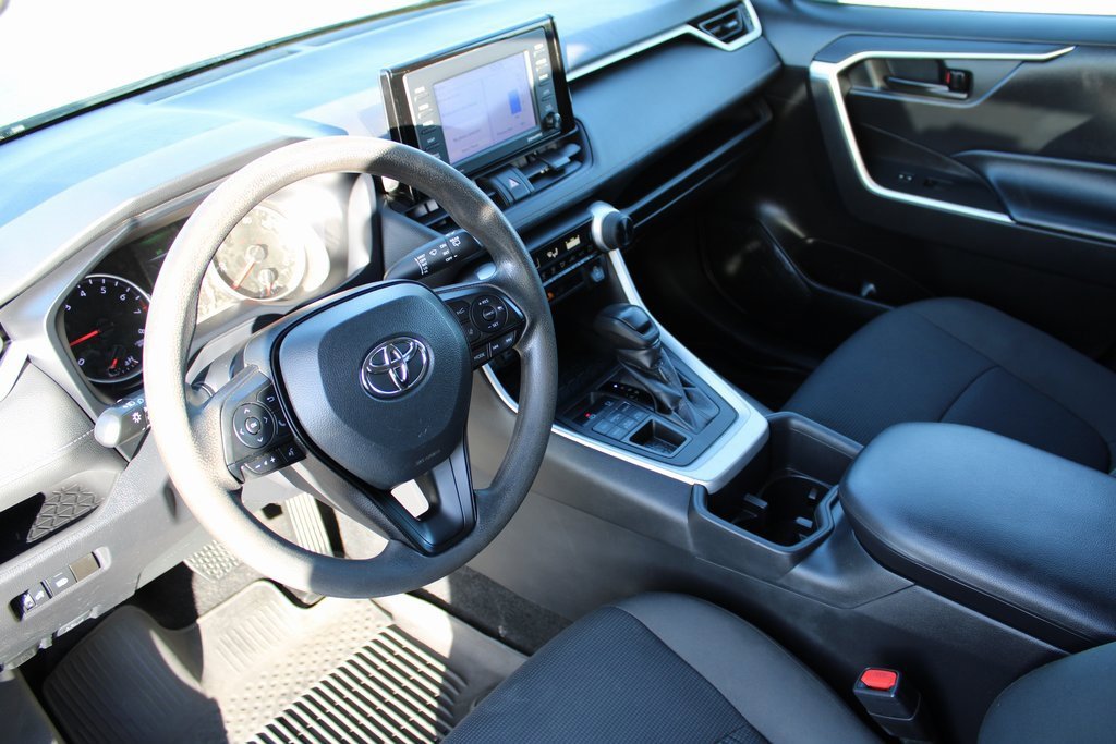 Used 2022 Toyota RAV4 LE image 2