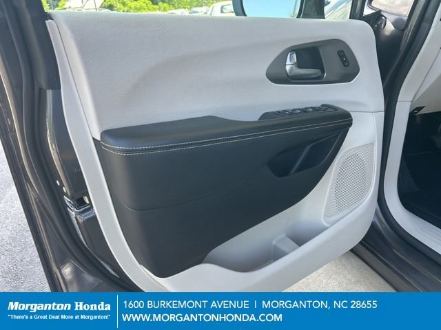 Used 2021 Chrysler Pacifica Touring-L w/ Uconnect Theater Family Group FWD image 11
