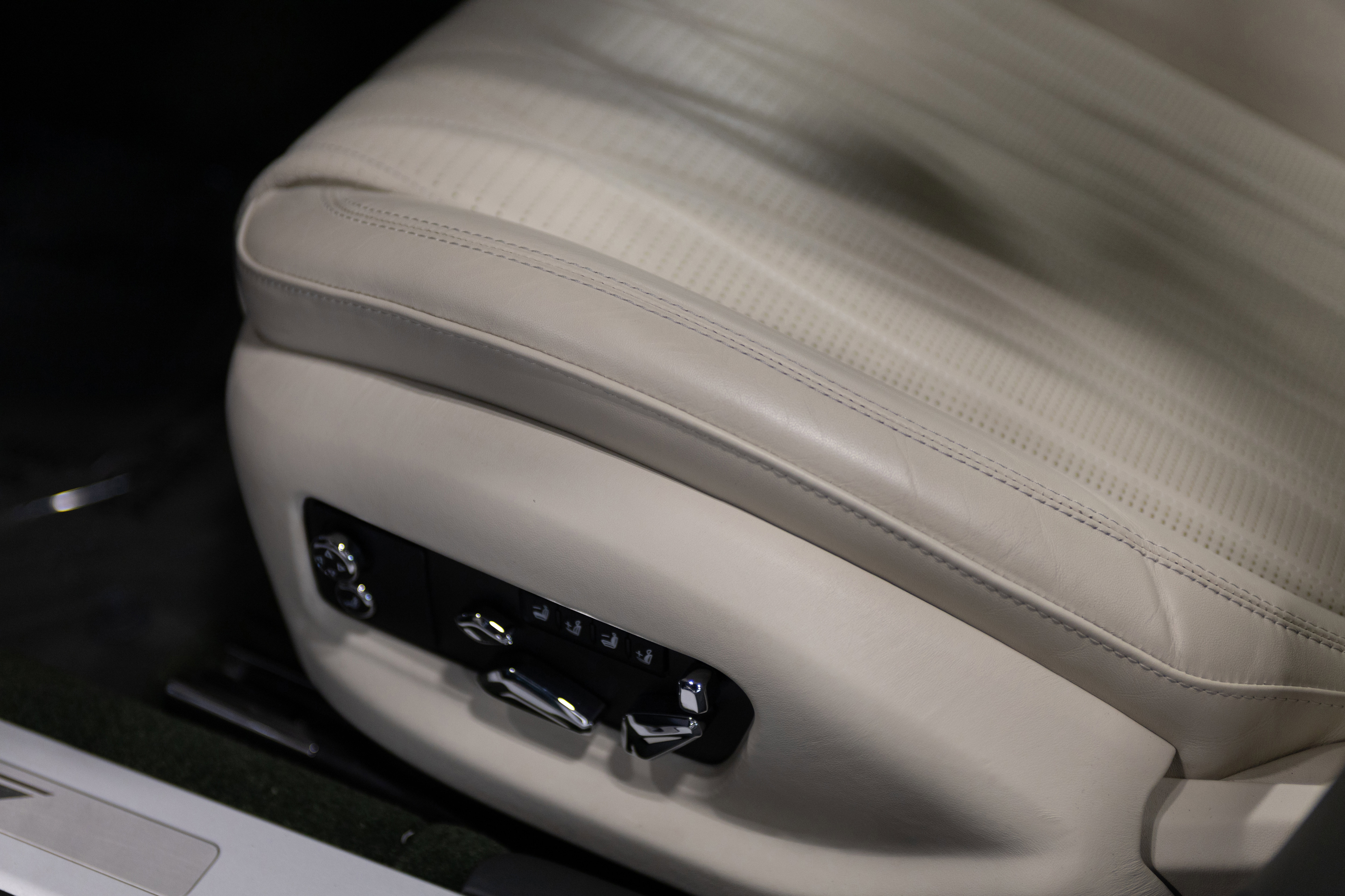 Used 2023 Bentley Flying Spur Plug-In Hybrid AWD/4WD image 15