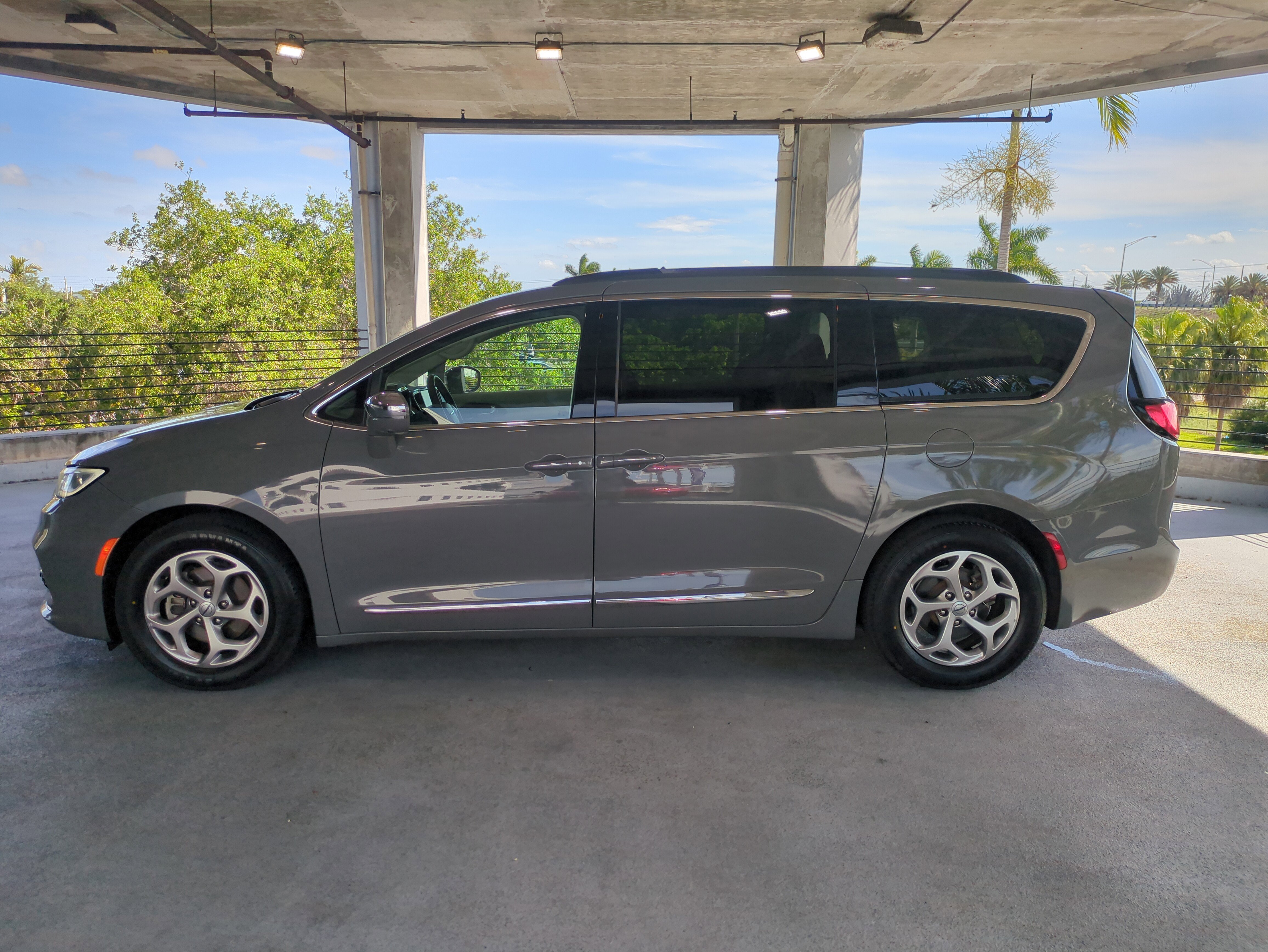 Used 2022 Chrysler Pacifica Limited FWD image 8