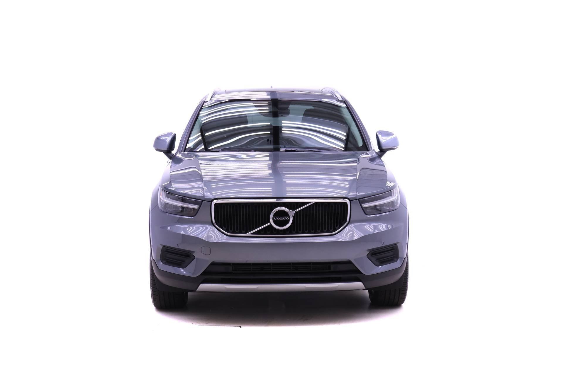 Used 2019 Volvo XC40 T5 Momentum image 2