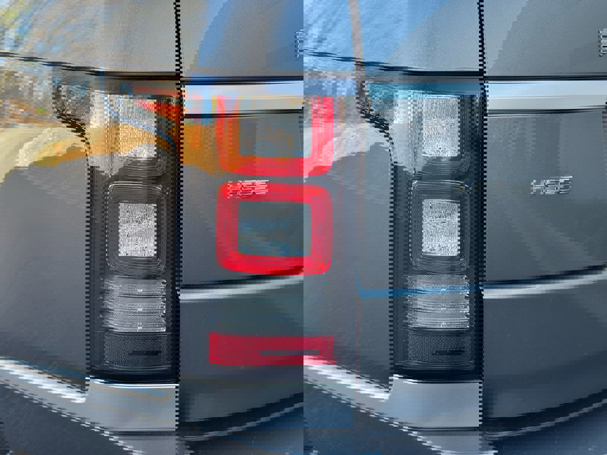 Used 2014 Land Rover Range Rover HSE image 19