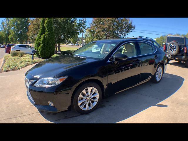 Used 2014 Lexus ES 300h w/ Premium Package w/Bamboo Trim FWD image 4