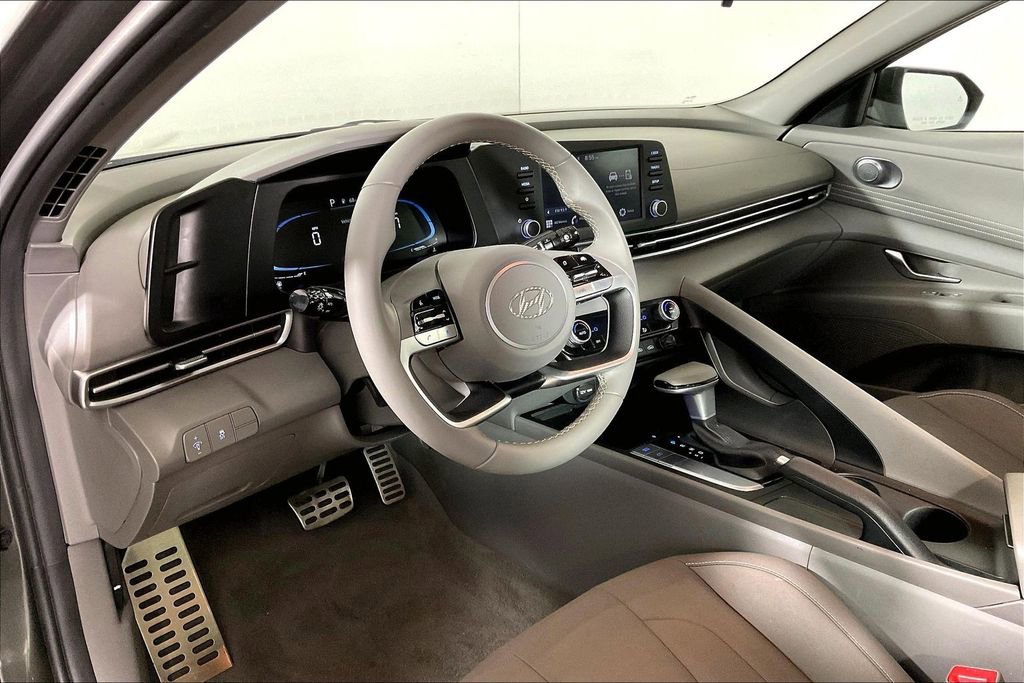 Used 2025 Hyundai Elantra Sport image 13