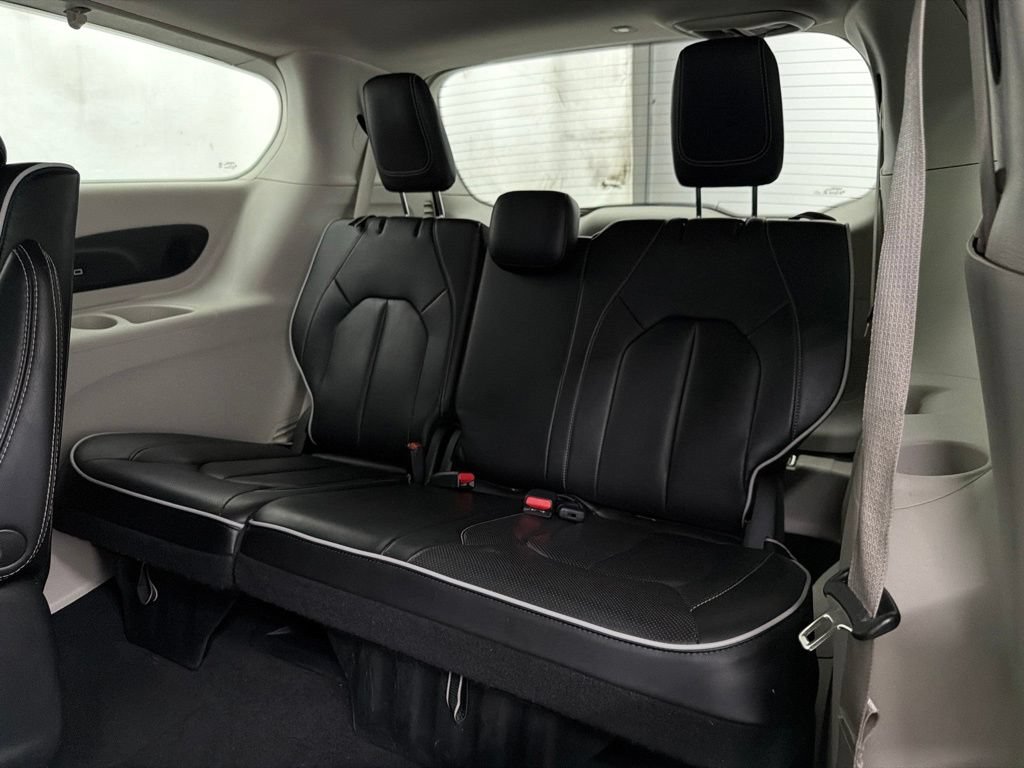 Used 2023 Chrysler Pacifica Limited FWD image 27
