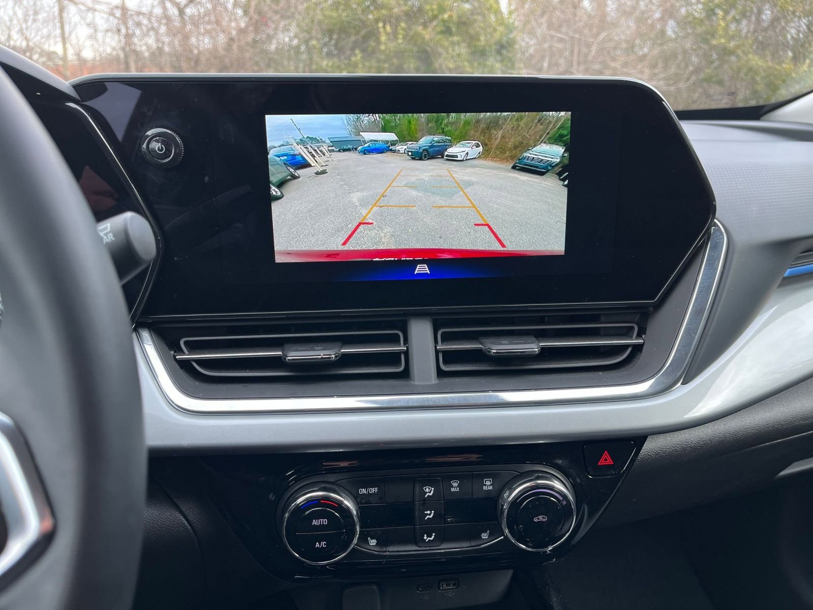 Used 2025 Chevrolet Trax LT w/ LT Convenience Package image 17