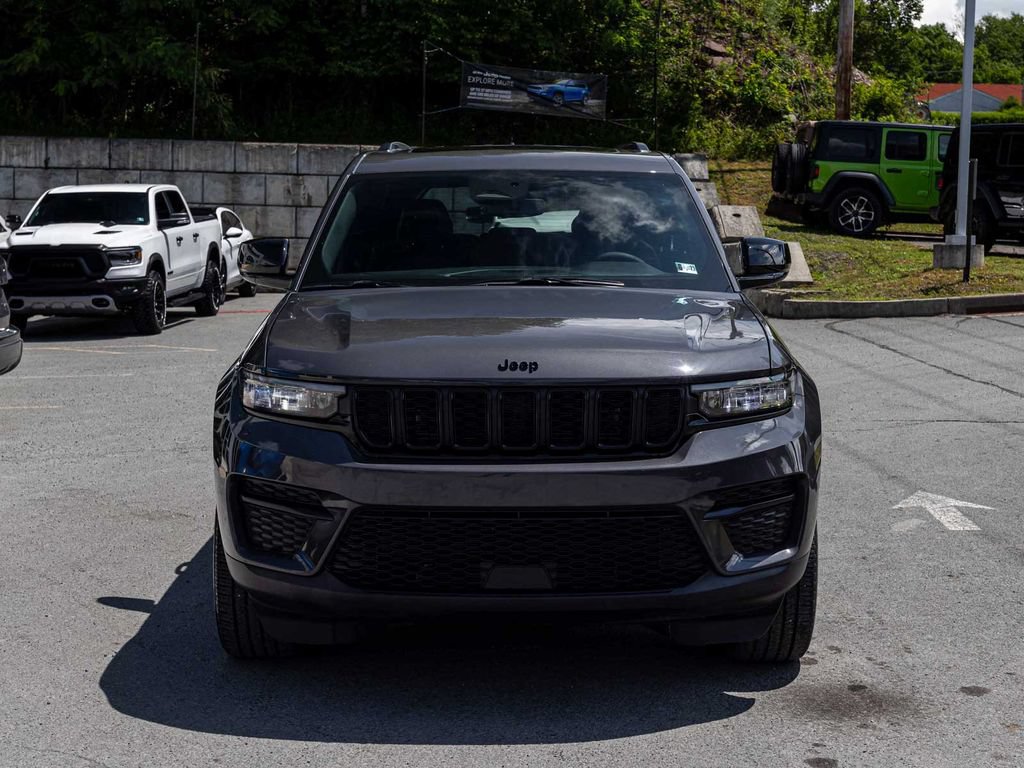 Used 2024 Jeep Grand Cherokee Altitude AWD/4WD image 2