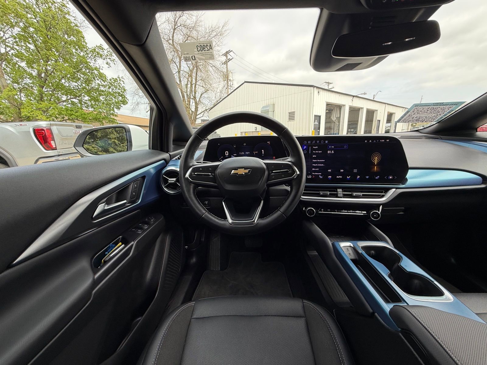 Used 2025 Chevrolet Equinox EV LT w/ Convenience Package FWD image 2