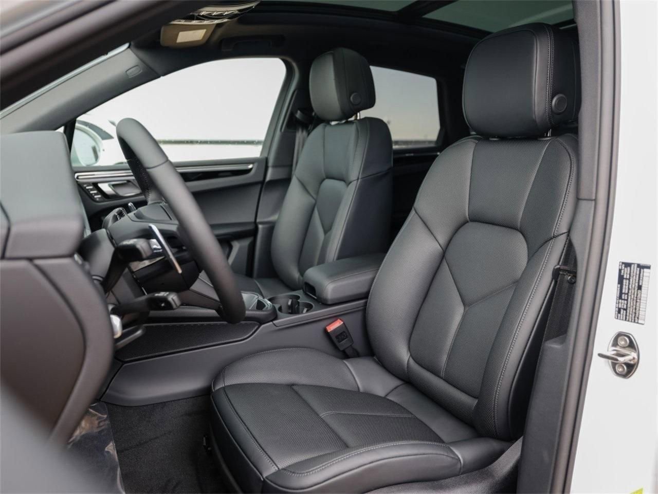 Certified 2025 Porsche Macan AWD/4WD image 5