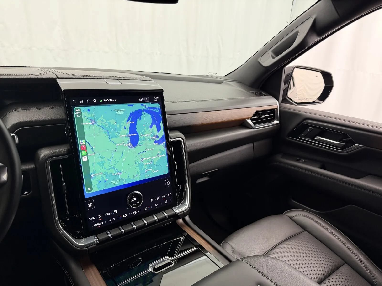 Used 2025 GMC Yukon XL Denali AWD/4WD image 18