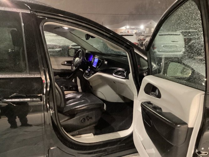 Used 2017 Chrysler Pacifica Touring-L Plus w/ Advanced Safetytec Group image 6