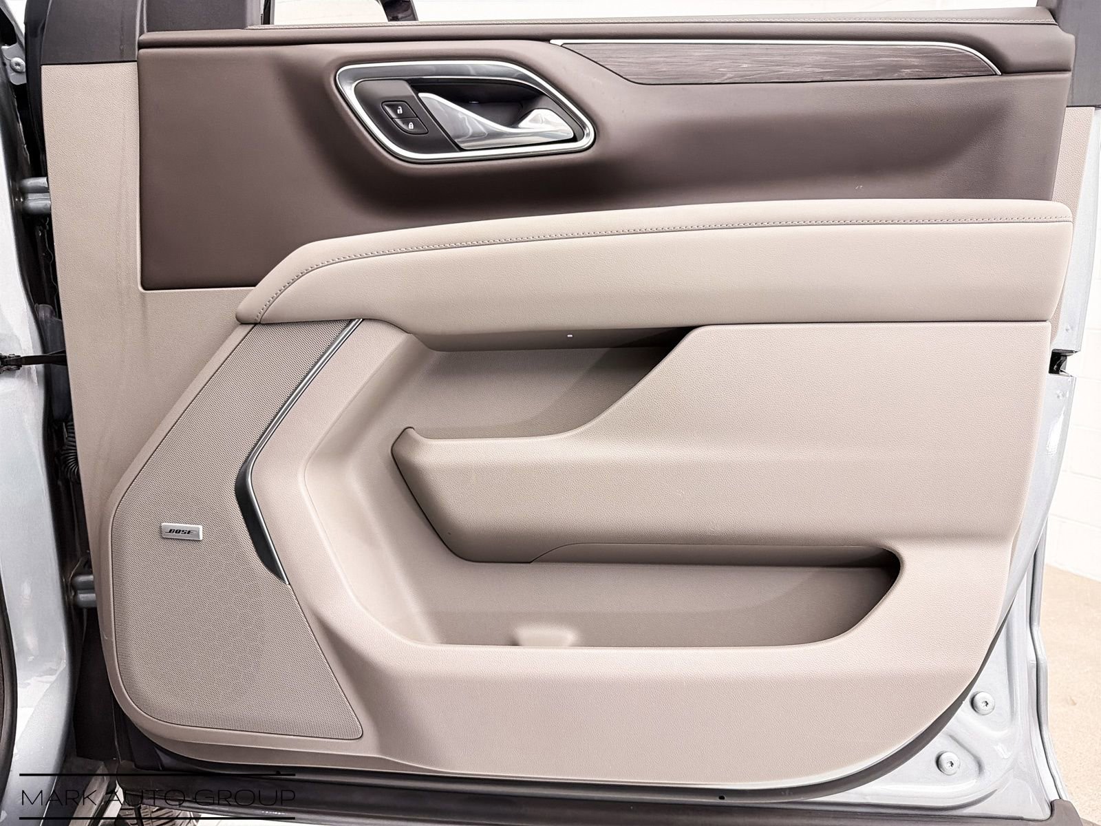 Used 2024 Chevrolet Suburban LT w/ Luxury Package RWD image 28