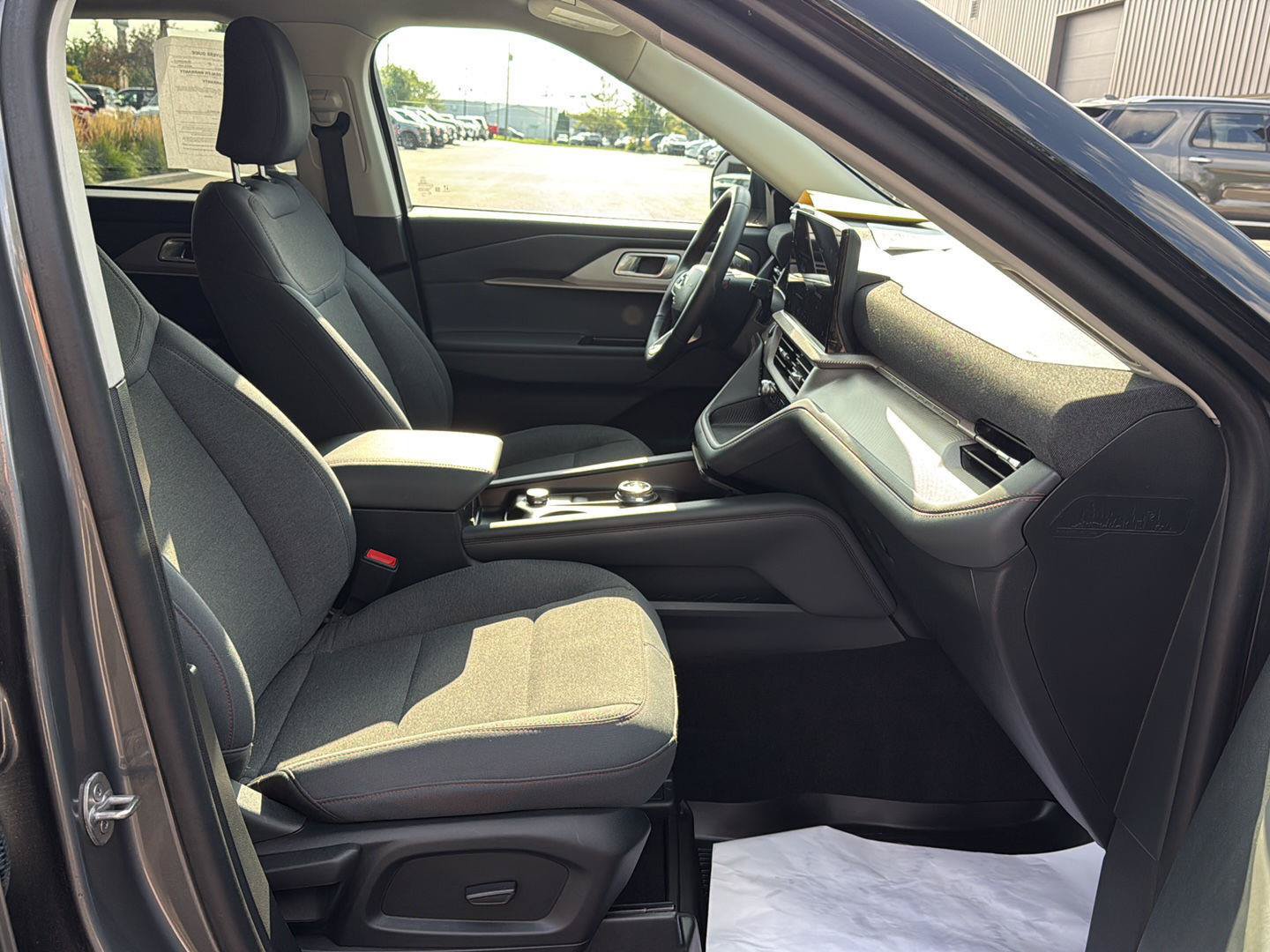 Used 2025 Ford Explorer Active AWD/4WD image 13