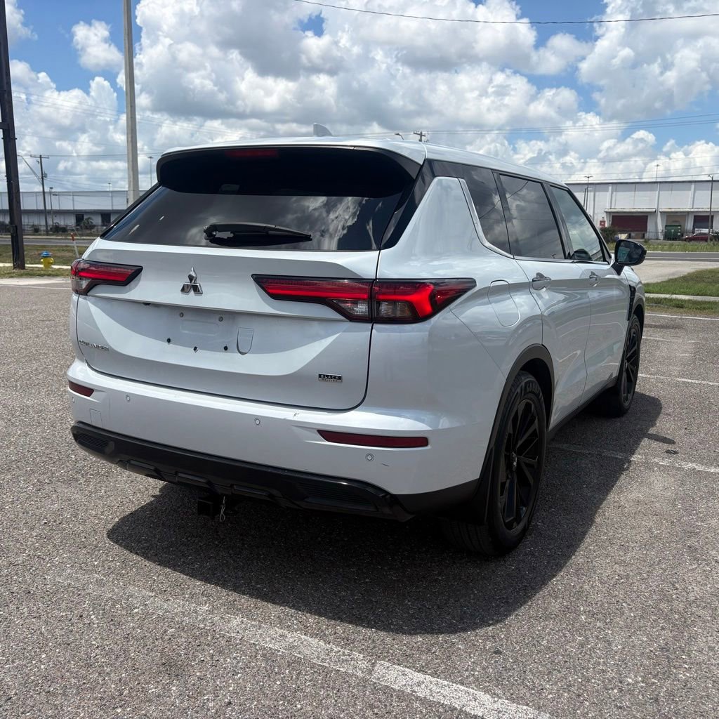 Used 2022 Mitsubishi Outlander SE FWD image 3