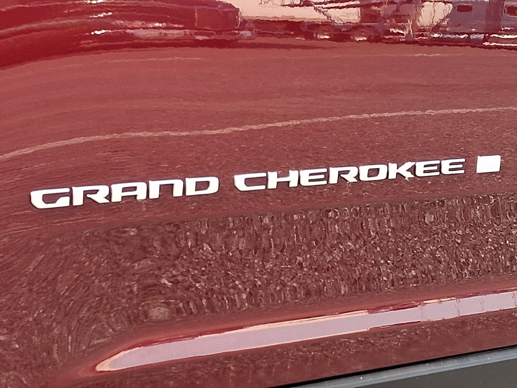 Certified 2025 Jeep Grand Cherokee Laredo w/ Luxury Tech Group I AWD/4WD image 33
