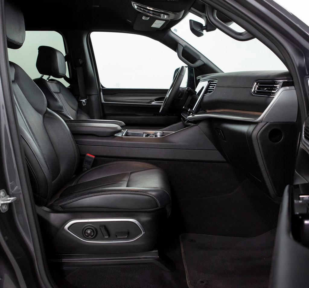 Used 2024 Jeep Wagoneer L Series III w/ Flexible Seating Group image 23