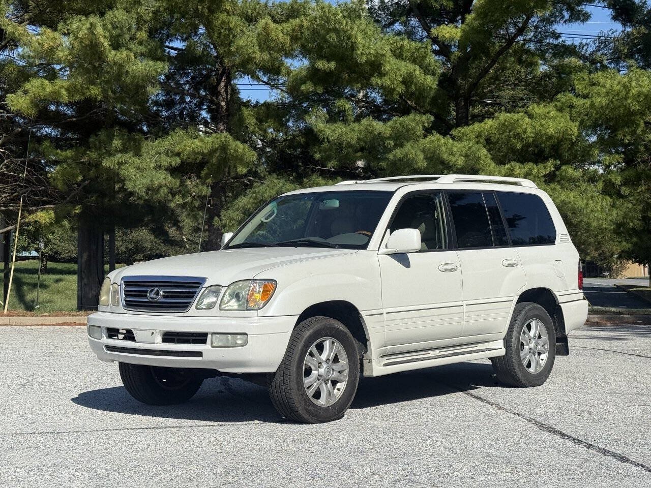 Used 2005 Lexus LX 470 4WD w/ Preferred Accessory Pkg image 2