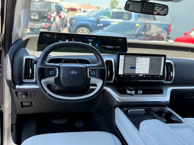 Used 2025 Ford Expedition Platinum w/ Driver's Package AWD/4WD image 7
