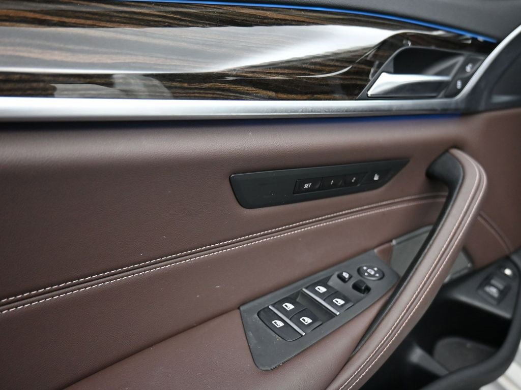 Used 2023 BMW 530e xDrive w/ Premium Package image 9