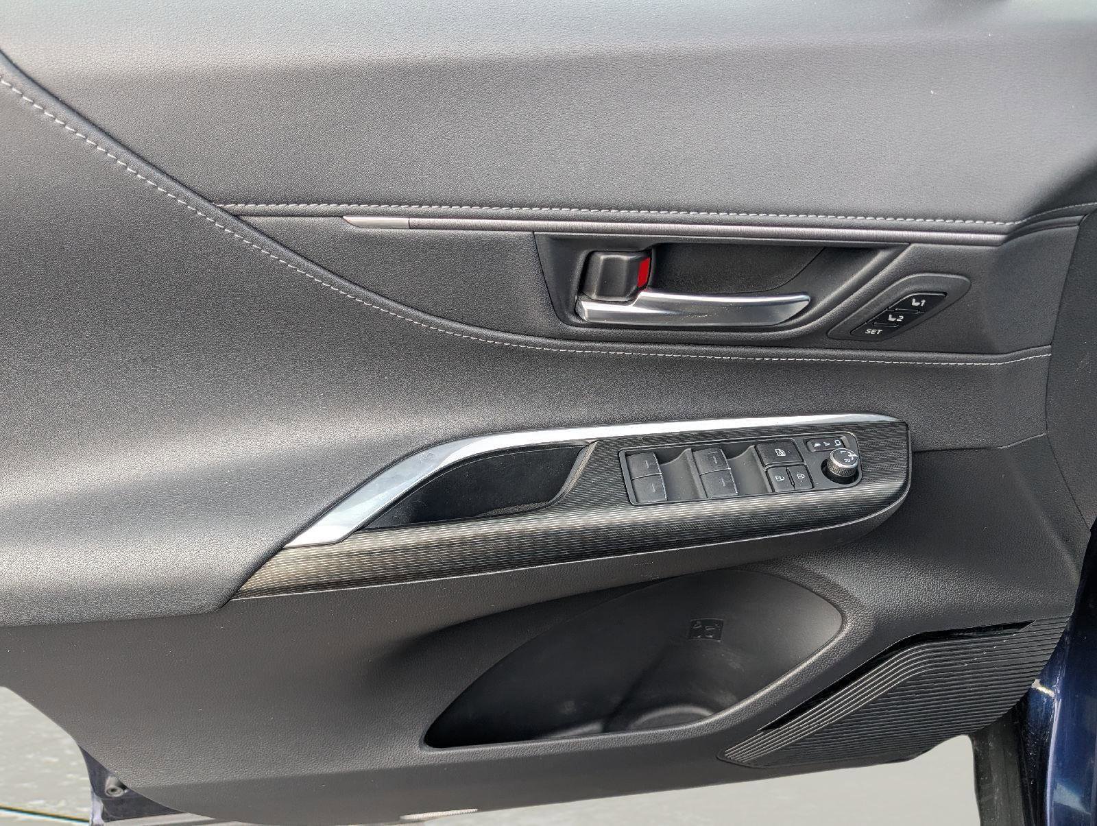 Used 2023 Toyota Venza Limited image 9