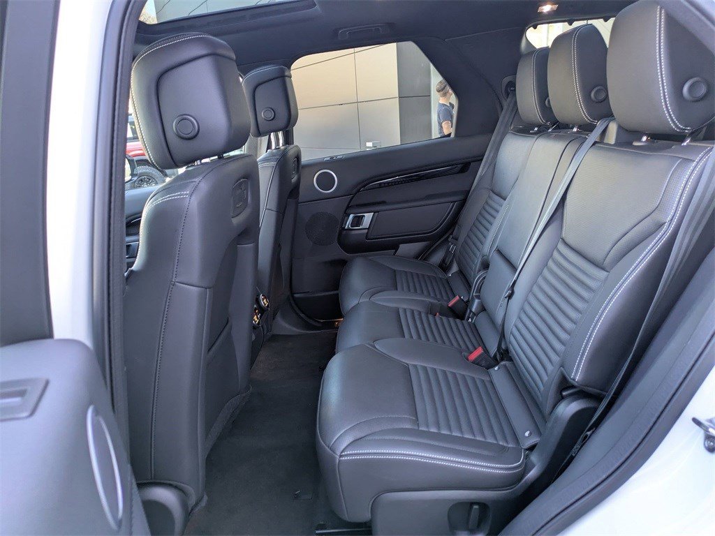 Used 2025 Land Rover Discovery S image 31