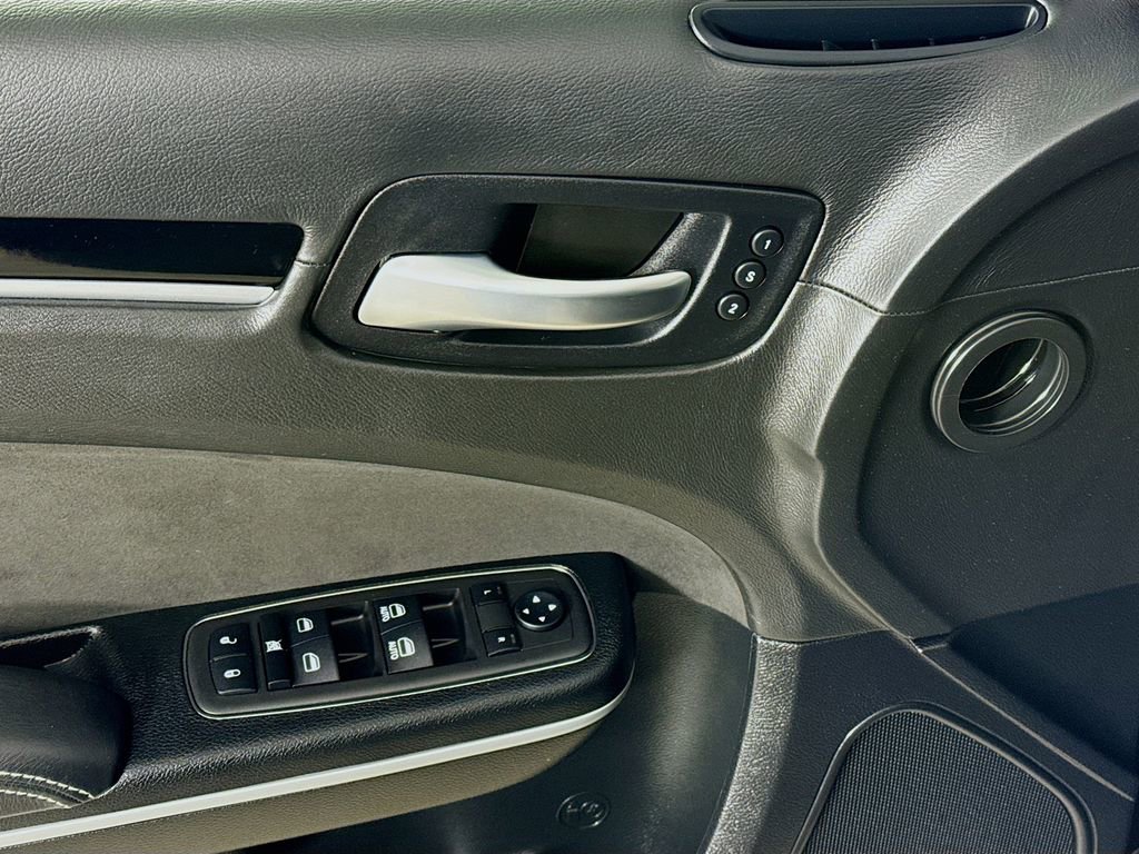 Used 2023 Chrysler 300 C image 17