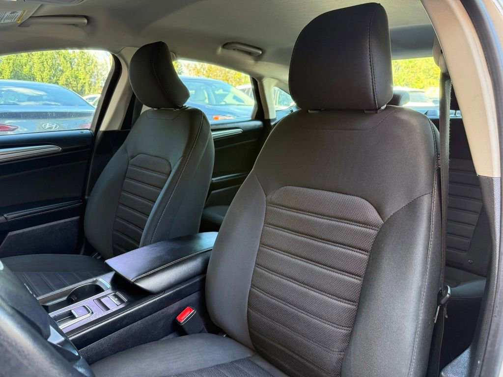 Used 2019 Ford Fusion SE FWD image 12
