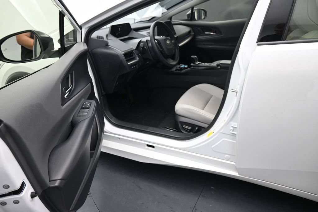 Used 2024 Toyota Prius XLE FWD image 15