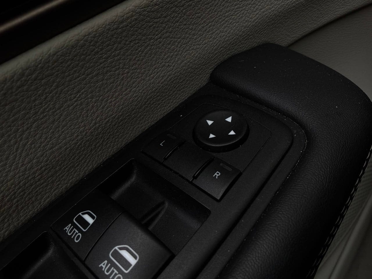 Used 2024 Chrysler Voyager LX FWD image 24