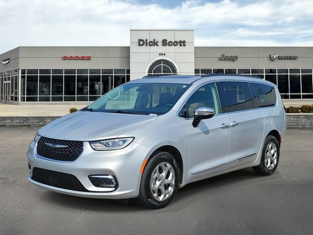 Used 2023 Chrysler Pacifica Limited w/ Trailer Tow Group AWD/4WD image 2
