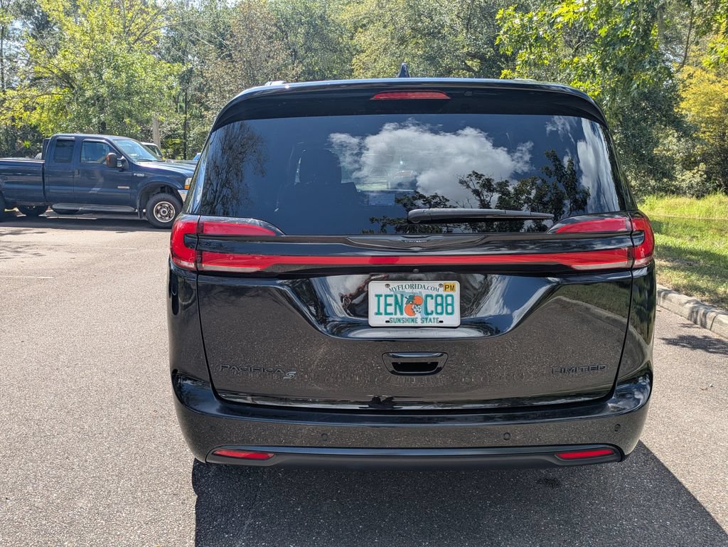 Used 2025 Chrysler Pacifica Limited FWD image 5