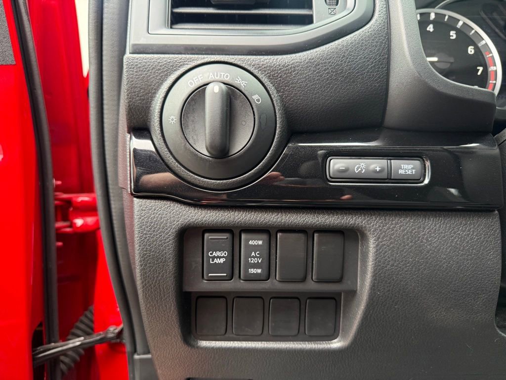 Used 2024 Nissan Titan SV w/ SV Convenience Package image 8