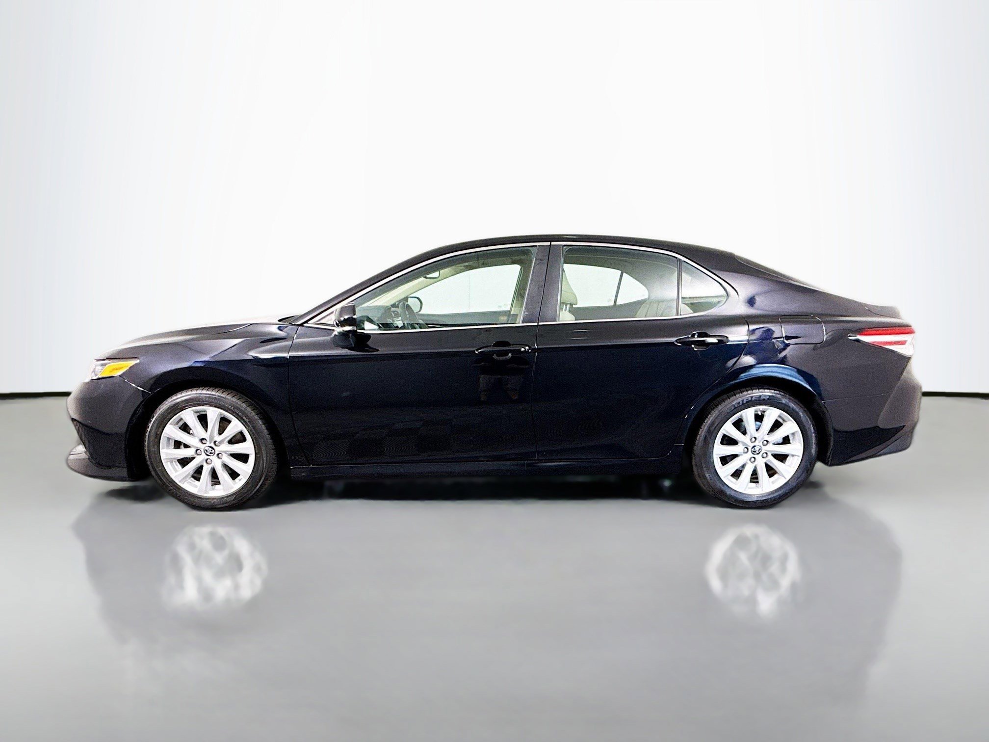 Used 2018 Toyota Camry LE w/ Convenience Package FWD image 6