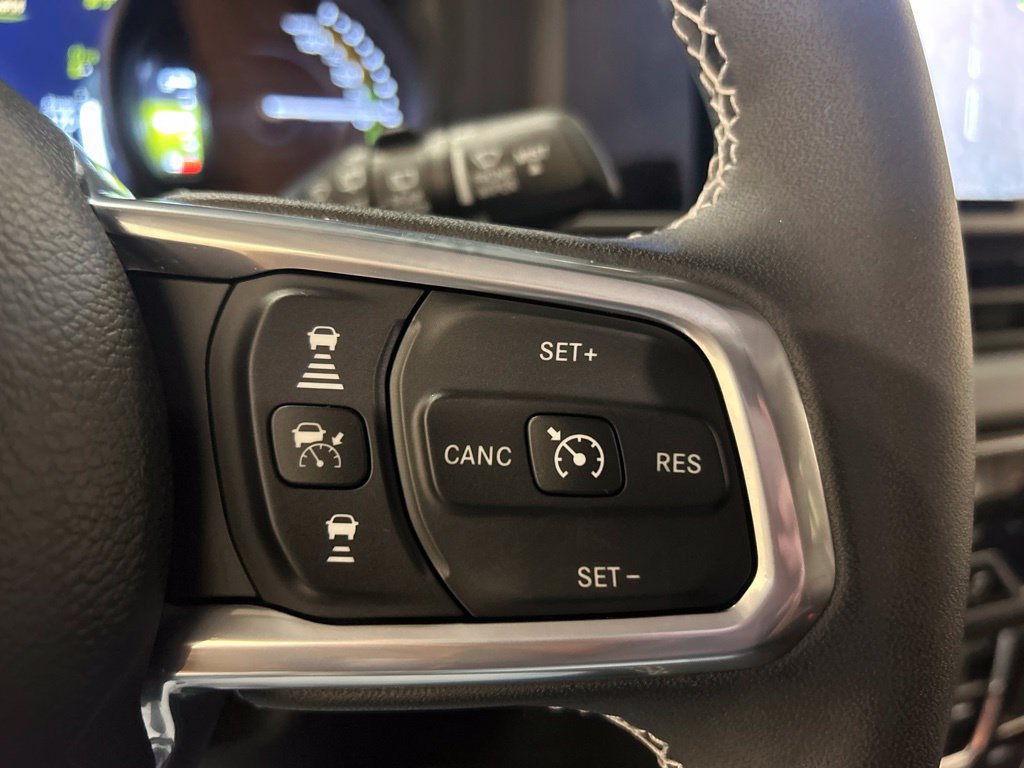 Used 2025 Jeep Wrangler Unlimited Sahara AWD/4WD image 24