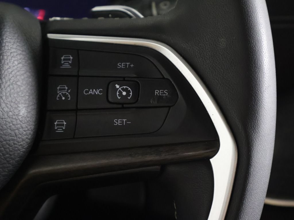 Used 2023 Jeep Grand Cherokee Limited AWD/4WD image 41
