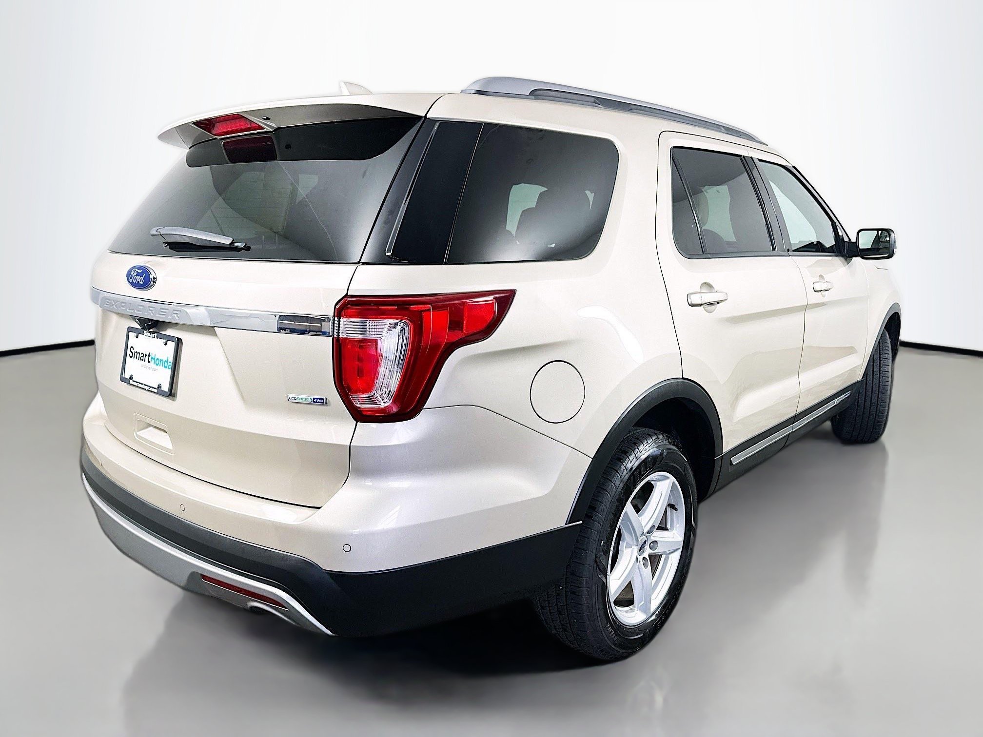 Used 2017 Ford Explorer XLT w/ Equipment Group 202A AWD/4WD image 7