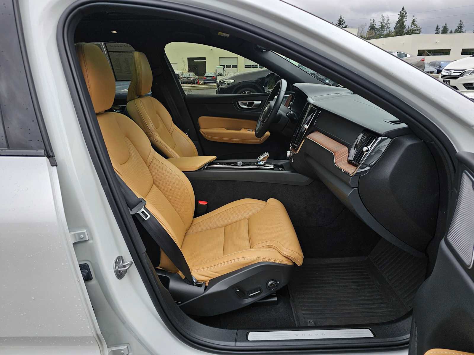 Used 2024 Volvo XC60 B5 Ultimate w/ Protection Package Premier image 11
