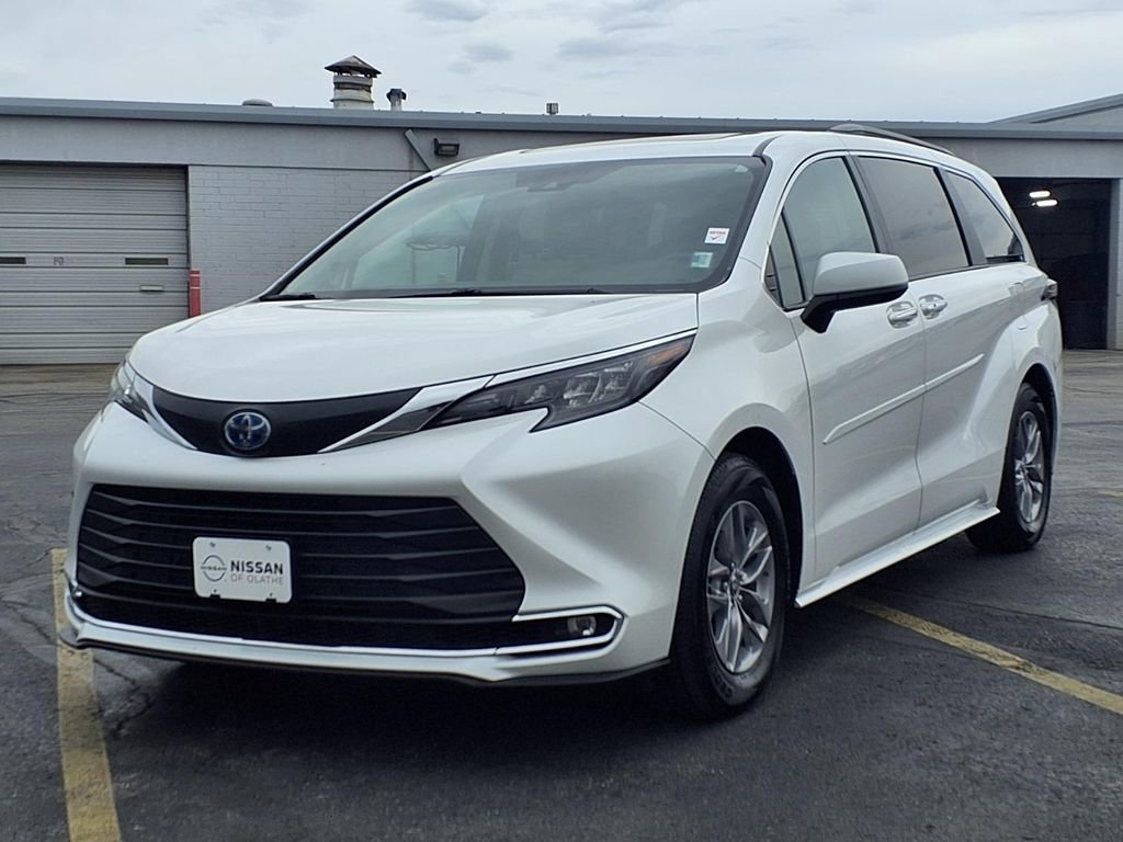 Used 2024 Toyota Sienna XLE w/ XLE Plus Package image 2