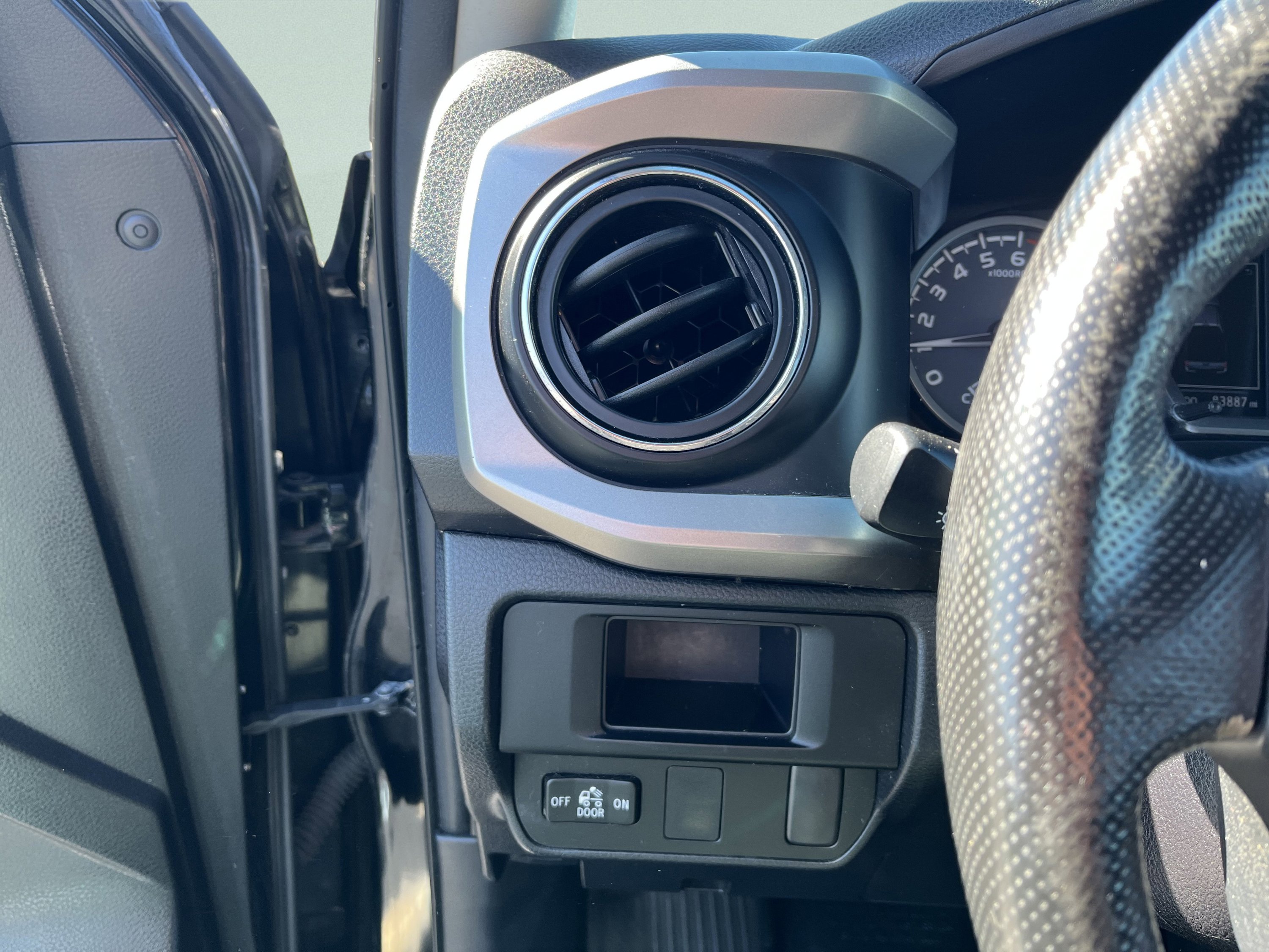 Used 2016 Toyota Tacoma SR5 w/ SR5 Appearance Package (SN) image 12