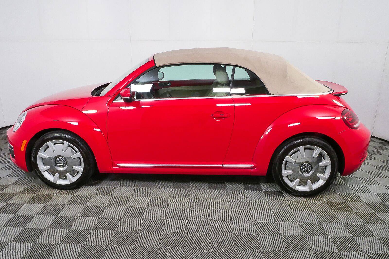 Used 2019 Volkswagen Beetle 2.0T SE w/ SE Premium Package FWD image 25