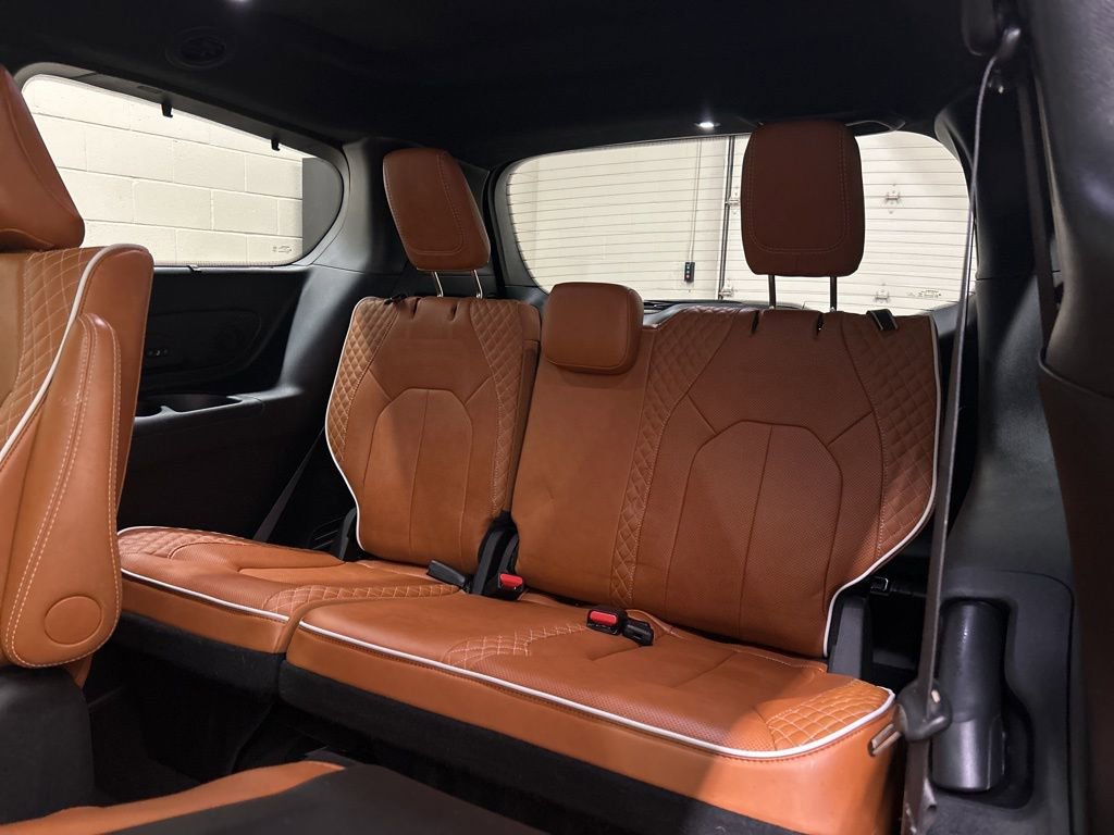 Used 2024 Chrysler Pacifica Pinnacle w/ Trailer Tow Group AWD/4WD image 10