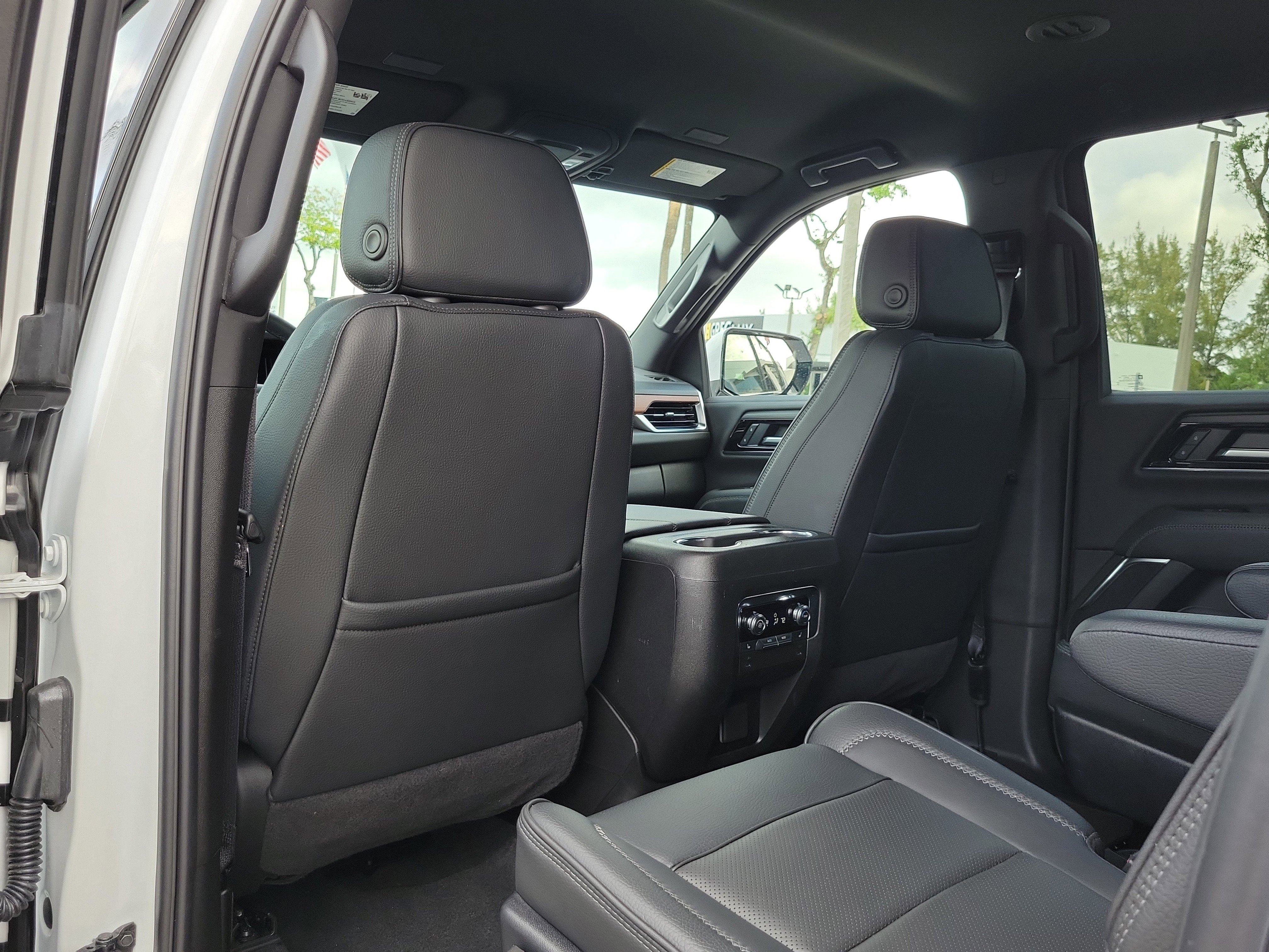 Used 2025 GMC Yukon XL Denali AWD/4WD image 15