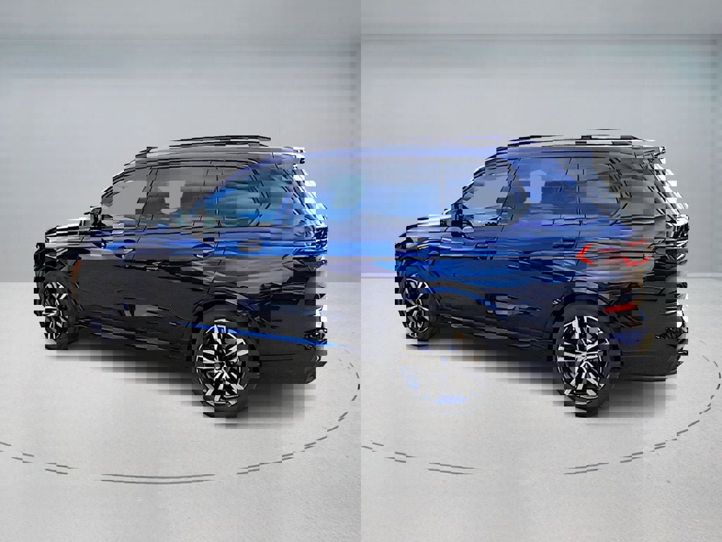 Used 2025 BMW X7 M60i image 3