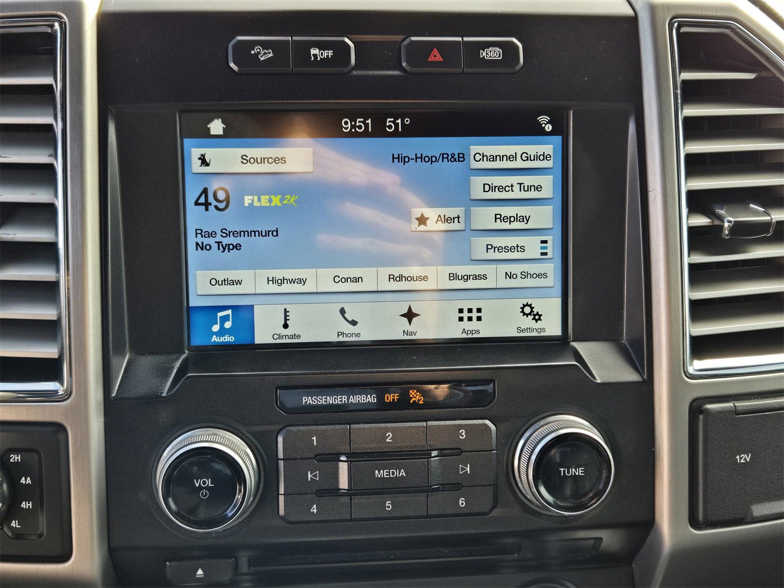 Used 2016 Ford F150 Platinum w/ Equipment Group 701A Luxury image 15