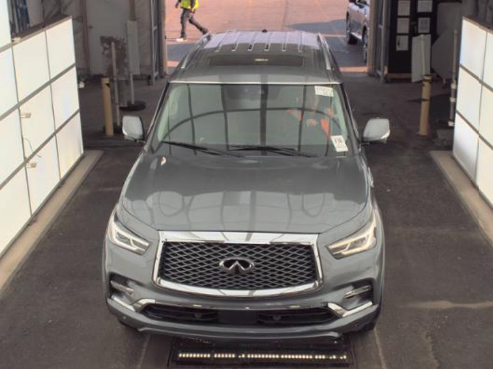Used 2021 INFINITI QX80 Luxe AWD/4WD image 2