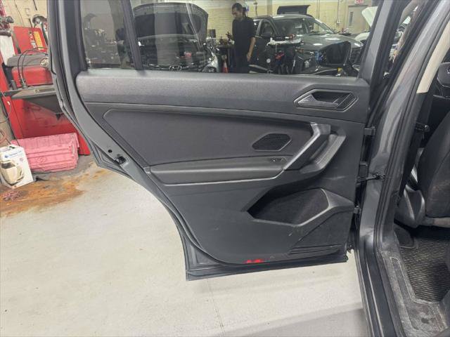 Used 2019 Volkswagen Tiguan SE w/ Panoramic Sunroof Package AWD/4WD image 11