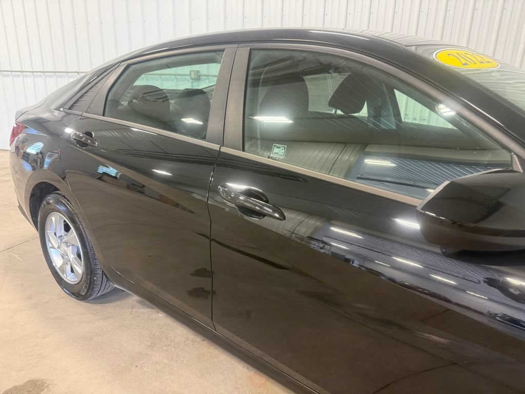 Used 2022 Hyundai Elantra SE FWD image 12