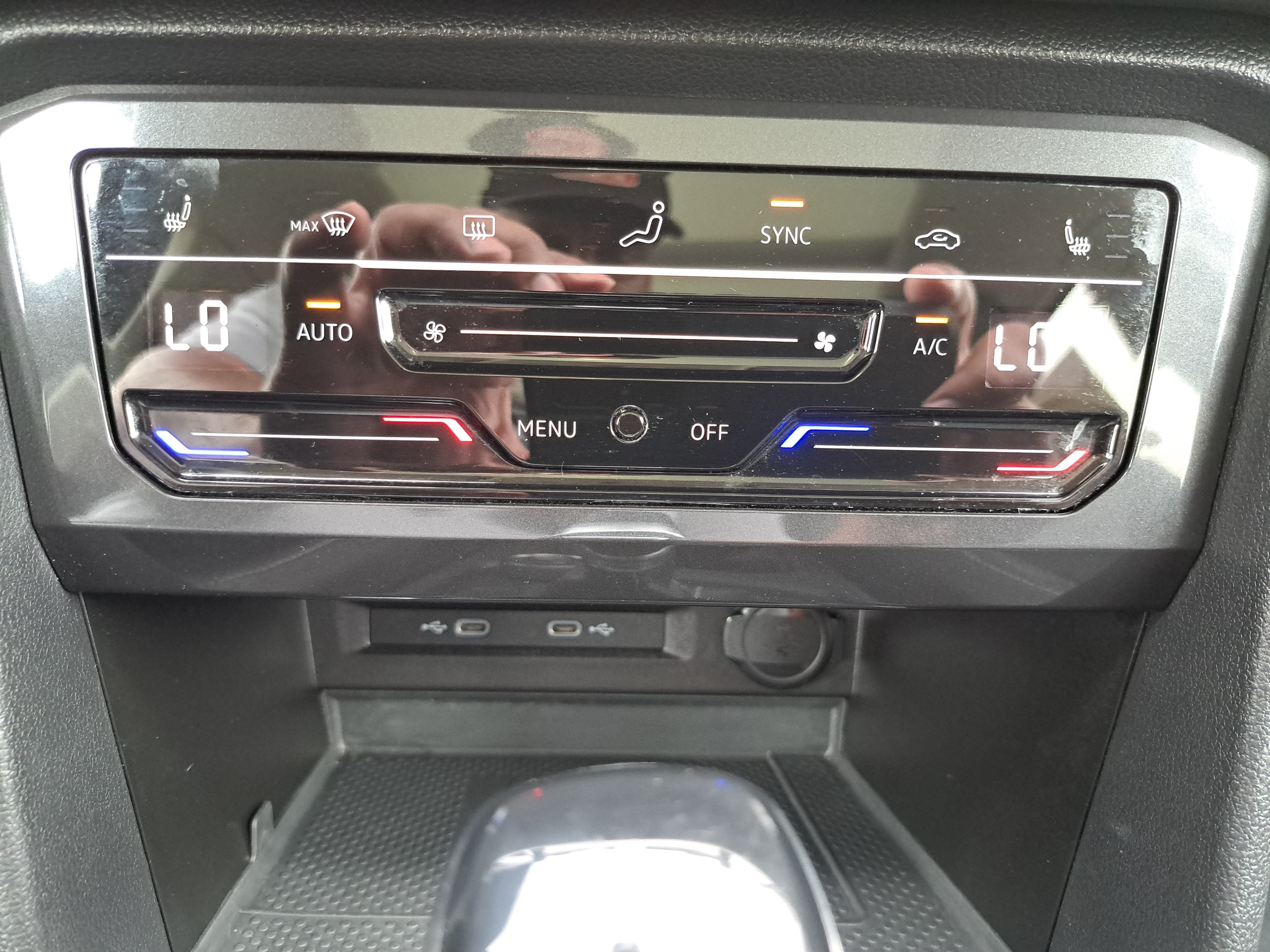 Certified 2022 Volkswagen Tiguan SE w/ Panoramic Sunroof Package AWD/4WD image 21