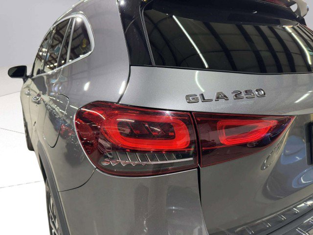 Used 2021 Mercedes-Benz GLA 250 4MATIC w/ Premium Package image 12